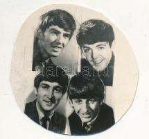 cca 1965 Beatles együttes egy zsebtükör hátoldalából, 5x4 cm
