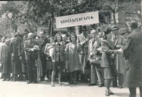 cca 1948 Budapest, gyógyszerészek felvonulása május elsején, jelzés nélküli fotó Fekete György (1904-1990) budapesti fényképész hagyatékából, 9x13 cm