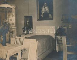 cca 1920 Egy hivatalnok lakásának berendezése, 7 db fotó kis albumba beragasztva, 7x10 cm, album 12x18 cm