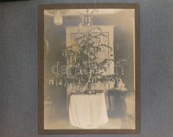 cca 1920 Egy hivatalnok lakásának berendezése, 7 db fotó kis albumba beragasztva, 7x10 cm, album 12x...