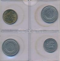 143db vegyes magyar és külföldi fémpénz berakólapokon és két albumba rendezve, közte jobb darabokkal...