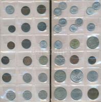 143db vegyes magyar és külföldi fémpénz berakólapokon és két albumba rendezve, közte jobb darabokkal...