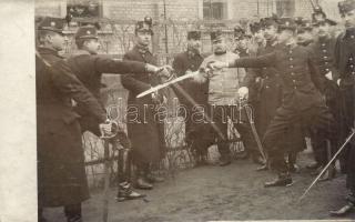 Vívó osztrák-magyar tüzér tisztek, österreichische Artillerie; Magyar Imre fényképész, Hungária körút 99. / fencing Austro-Hungarian artillery officers, photo