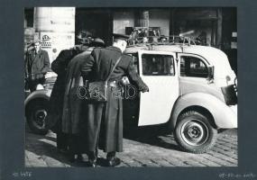 cca 1940-1950 Beszállás a taxiba, albumlapra ragasztott fotó, 18x24 cm