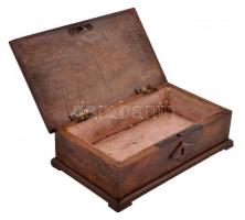 Intarziás antik fa doboz, kulccsal, 19×11 cm