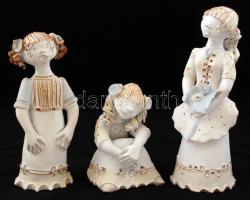 Kovács Éva (1938-): Testvérek (3 db). Kézzel festett mázas kerámia, jelzett, hibátlan, m:14 cm,21 cm,25 cm
