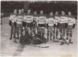 cca 1953 Jéghokisok, 5 db fotó, több hátoldalon feliratozva, pecséttel jelzett(Sima Andor-Magyar Fot...