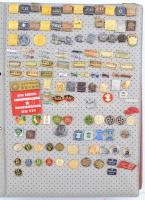 3 albumnyi vegyes jelvény tétel a szocialista időszakból, több zománcozott, benne közlekedéssel, spo...