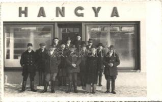 Ismeretlen magyar város, csoportkép a Hangya Szövetkezet előtt, photo