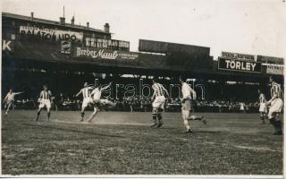 cca 1930-1940 Futballmeccs az FTC pályán, Goldmann Gyula budapesti fényképészeti és optikai szaküzletéből, pecséttel jelzett fotó, 11x18 cm