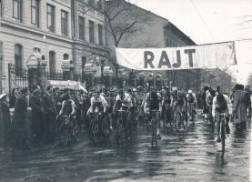 cca 1940-1950 Kerékpárverseny rajtja, 13x18 cm