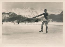 cca 1920-1930 Műkorcsolya St. Moritzban, feliratozott fotó, kis szakadással, 17,5x12,5 cm / cca 1920-1930 St. Moritz, Switzerland, with small fault, 17,5x12,5 cm