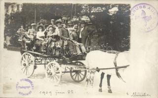 1909 München, Fremden-Rundfahrt Bavaria / family on horse cart, Josef Poehmann photo