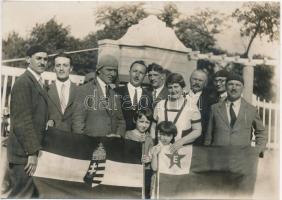 cca 1930-1940 Nagyobb tárasság eszperantó és magyar zászlóval, 12x17 cm