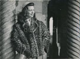 Sziklai Dezső(1910-1997): Divatfotó, hátoldalon jelzett, felületén törésnyommal, 18x24 cm