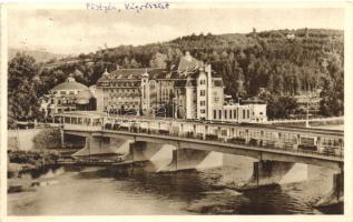 Pöstyén, Piestany; Híd a Vág folyó fölött, Thermia Palace Hotel / Bridge over the River Vág, Hotel