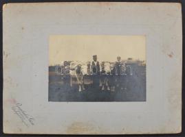 cca 1920 Falusi család, Brunhuber Géza műterméből, kartonra kasírozott fotó, 11x16 cm, karton 30x22 cm