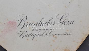 cca 1920 Falusi család, Brunhuber Géza műterméből, kartonra kasírozott fotó, 11x16 cm, karton 30x22 ...