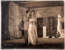 Juan Gyenes, Gyenes János (1912-1995) fotóművész nagyméretű, aláírt képe Muráti Lili (1912-2003) színművésznőről. Spanyolország, színpadi jelenet. Kis szamárfülekkel. / Juan Gyenes (1912-1995):  Photo of Lili Murati Hungarian/Spanish actress on stage. Signed by Gyenes. With minor dod-ears. 40x31 cm