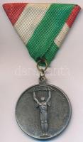 ~1948. "A Magyar Kommunista Párt a sportért" ezüstözött fém díjérem mellszalaggal (36mm) T...