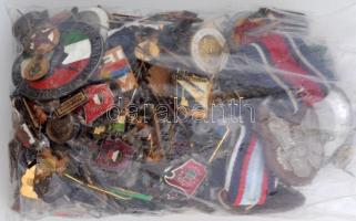 ~300db-os vegyes magyar és külföldi jelvény tétel főleg a szocialista időszakból, jobb darabokkal T:...