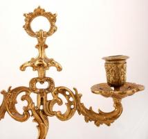 2 db dekoratív, puttókkal díszített réz gyertyatartó, jelzettek, m: 41 cm