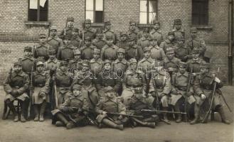 1916 I. világháborús katonák csoportképe, ismeretlen helyen, Schaffer Ármin kiadása / World War I, unknown location, soldier group photo (ragasztónyom / gluemark)