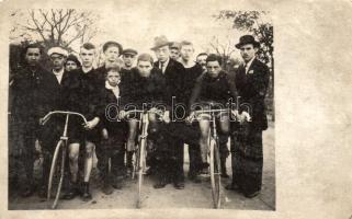 1916 kerékpár háziverseny résztvevői beérkezés után / participants of a domestic bicycle competition after the finish, photo (fl)