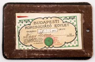 1918 Budapesti Korcsolyázó Egylet fényképes bérletigazolvány, hozzá tartozó jelzett bőr tokkal / Ice...