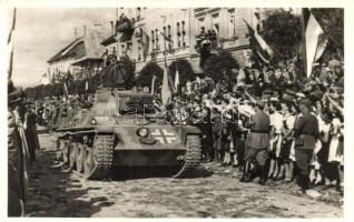 1940 Kézdivásárhely, Targu Secuiesc; bevonulás, H311 tank / entry of the Hungarian troops, tank, 'vissza' So. Stpl
