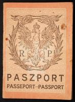 1927 Lengyel útlevél, benne lengyel magyar konzulátus pecsétjével / 1927 Polish passport with seal o...