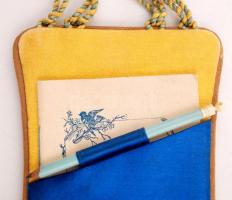 1901 Athléta bál táncrendje bakelit díszítéssel, selyem borítással, hátoldalt füllel és mini ceruzáv...