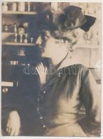 cca 1920 Gyógyszertári eladónő, fotó, 12x9cm