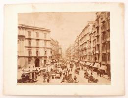 cca 1900 Nápolyi utcakép, lóvasúttal, kartonra kasírozott fotó, kis sérüléssel, 20x25 cm, karton 25x33 cm / cca 1900 Naples, Italy, vintage photo, 20x25 cm