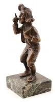 Jelzés nélkül: Iszogató fiú. Bronz, márvány talapzaton, m:12 cm