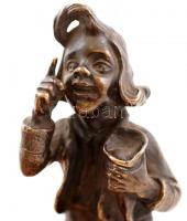 Jelzés nélkül: Iszogató fiú. Bronz, márvány talapzaton, m:12 cm
