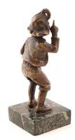 Jelzés nélkül: Iszogató fiú. Bronz, márvány talapzaton, m:12 cm