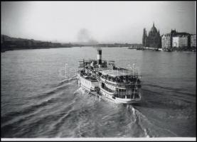 cca 1938 Budapest, Zsófia sétahajó a Dunán, korabeli negatívról készült mai nagyítás, 13x18 cm