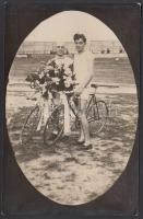 cca 1927 Kerékpárversenyzők, 2 db fotólap, az egyik megírva postázva, 9x14 cm / cca 1927 Racing cyclists, 2 photocards, 9x14 cm