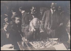 1927 Kecskemét, a nemzetközi sakkverseny helyszínén, Kerny István (1879-1963) jelzés nélküli vintage fotója, 7,5x10,5 cm / 1927 Kecskemét, Hungary, Chess competition, photo from István Kerny(1879-1963), without artist's stamp, 7,5x10,5 cm