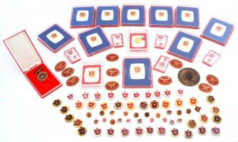 89db-os vegyes szocialista jelvény tétel, "Szocialista Brigád" és "Univerzális Kender Juta Dolgozó" jelvények T:vegyes