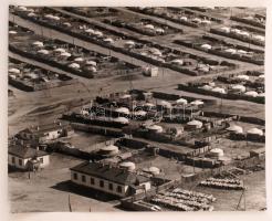 cca 1960 Mongólia, mongol falu, téli szálláshely, 24x30 cm / cca 1960 Mongolia, 24x30 cm