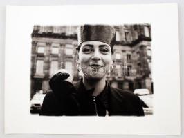 cca 1980 Szabó Judit: Lány almával, feliratozott vintage fotóművészeti alkotás, 21x28 cm-es kép 30x40 cm-es fotópapíron