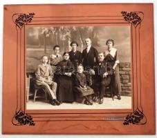 cca 1910 Dunky Elek kolozsvári műtermében készült családi fotó, festett háttér előtt, 24x30 cm, karton 38x44 cm