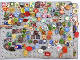 Nagy albumnyi szocialista jelvény tétel, benne "Olimpia", "Vöröskereszt" darabok...