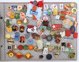 Nagy albumnyi szocialista jelvény tétel, benne "Olimpia", "Vöröskereszt" darabok...