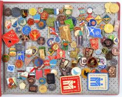 Nagy albumnyi szocialista jelvény tétel, benne "Olimpia", "Vöröskereszt" darabok...