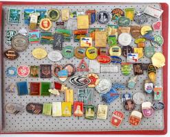 Nagy albumnyi szocialista jelvény tétel, benne "Olimpia", "Vöröskereszt" darabok...