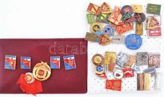 Nagy albumnyi szocialista jelvény tétel, benne "Olimpia", "Vöröskereszt" darabok...