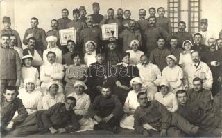 A Gmunden-i kórház ápolónői és orvosai sérült katonákkal / WWI K.u.K. military, hospital, injured soldiers with nurses and doctors, group photo